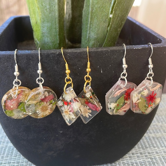 XMAS Handmade Small Pressed Flower Holiday Vibes Earrings Circle Shape - Picture 8 of 8